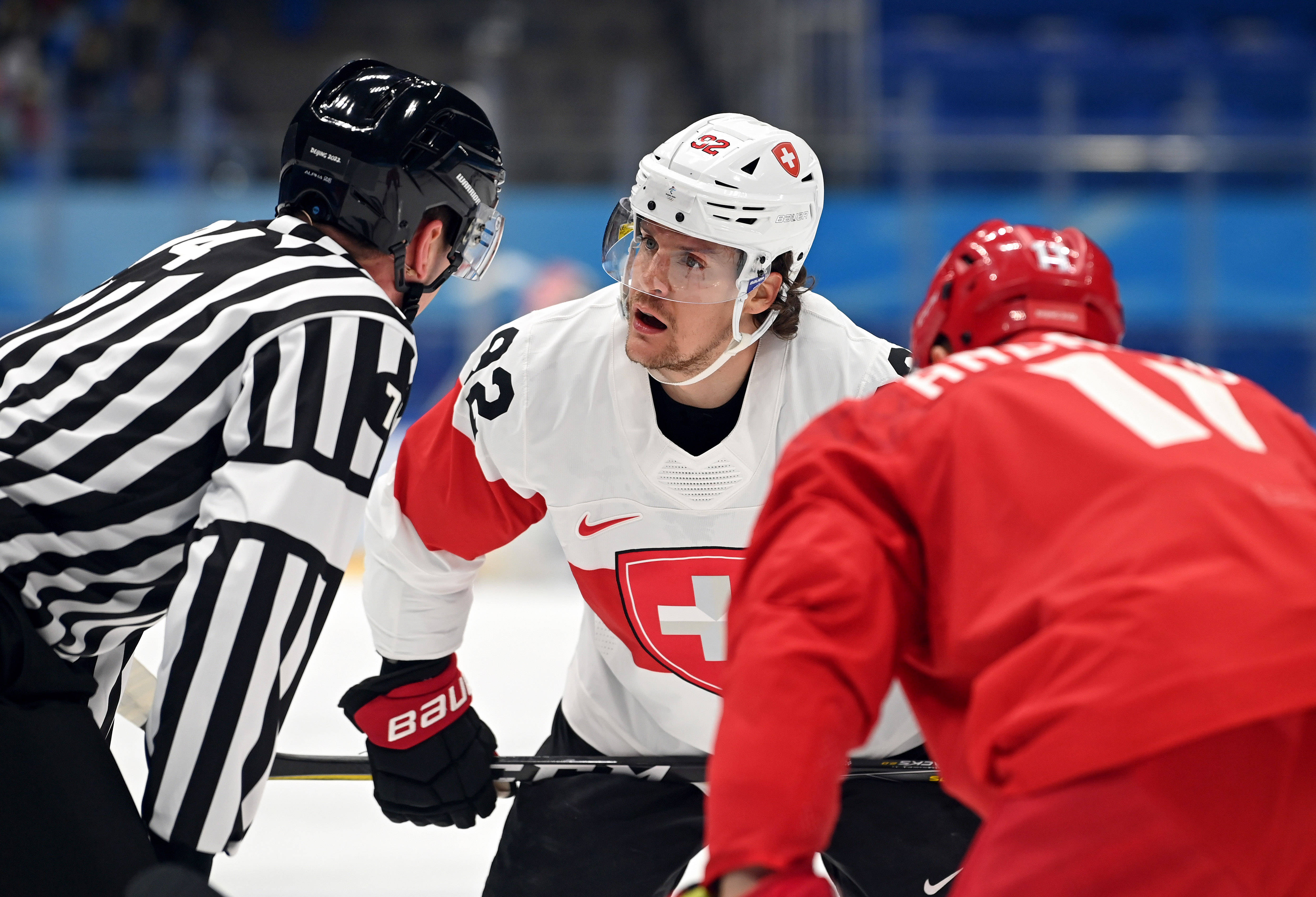 竞技宝电竞-热身赛巅峰对决！云贵独角兽队惊险晋级东海鲨队队，冰球赛场再起波澜；防守强度拉满的简单介绍