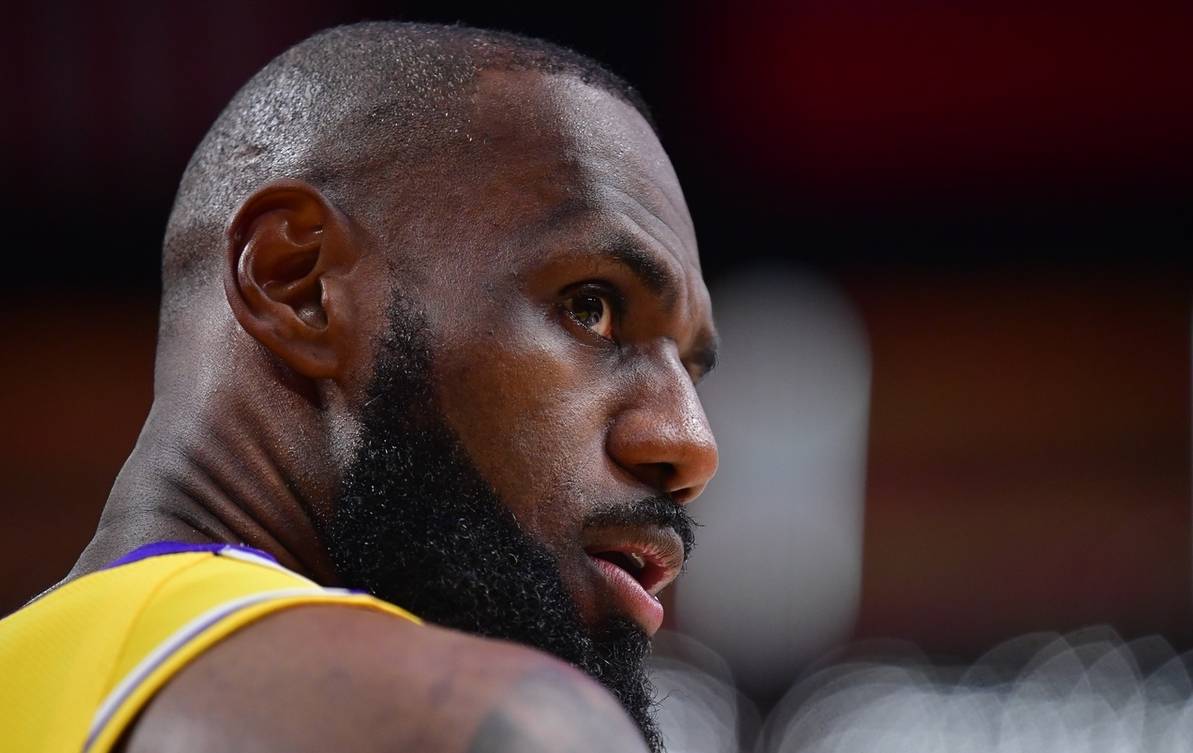 JJB-詹姆斯迎来十二赛季高光表现，雄鹿球迷沸腾！的简单介绍