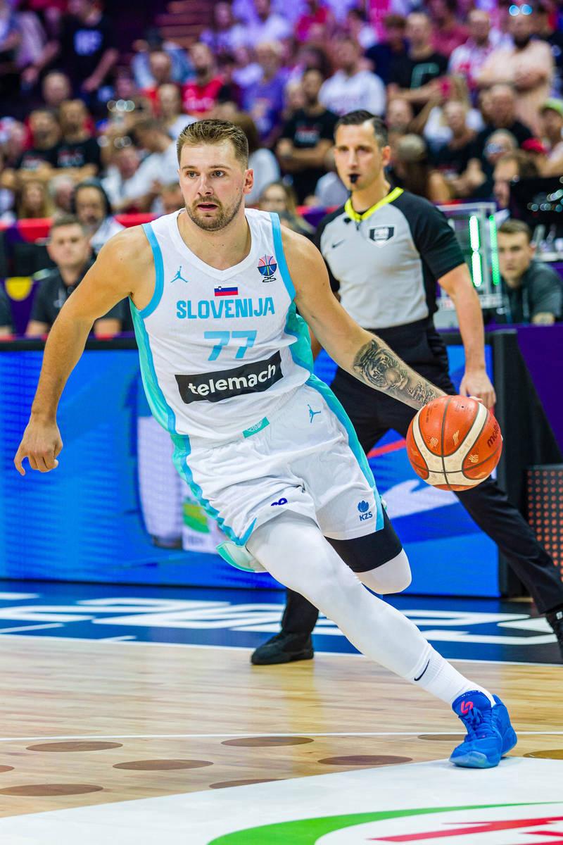 竞技宝-关于东契奇在美国队比赛中大胜，惊险取胜引发热议！的信息